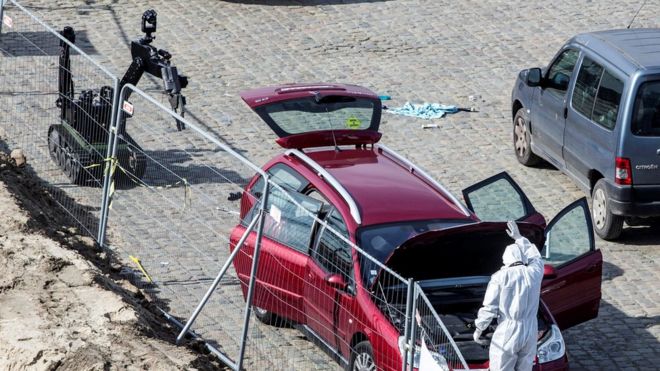 Судмедэксперт стоит возле машины, которая въехала на главную пешеходную торговую улицу в городе на высокой скорости, в Антверпене, Бельгия, 23 марта 2017 года