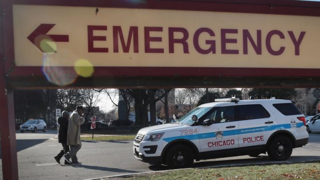 Аварийный знак и полицейская машина в больнице Милосердия, Чикаго