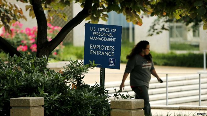 Сотрудник Управления персонала США покидает здание в Вашингтоне - 5 июня 2015 года