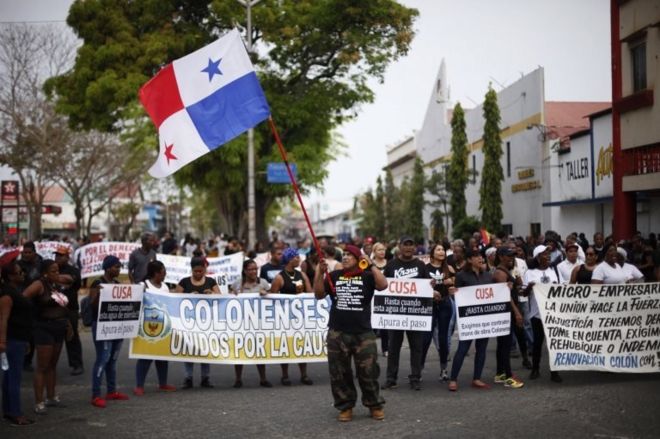 Протестующие мирно маршируют в карибском городе Колон, Панама, 13 марта 2018 года.