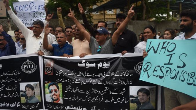 Пакистанские журналисты несут плакаты, выкрикивая лозунги во время акции протеста на следующий день после теракта-самоубийства в гражданской больнице в Кветте в Карачи 9 августа 2016 года