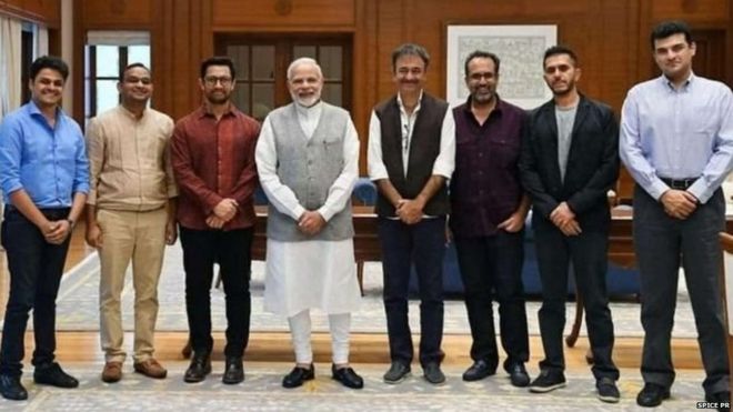 प्रधानमंत्री नरेंद्र मोदी के साथ बॉलीवुड के कई निर्माता
