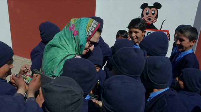 बच्चों के साथ टीचर
