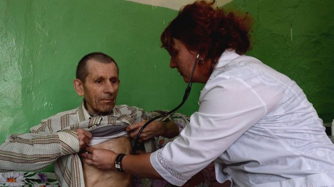 Медработница осматривает пациента в России