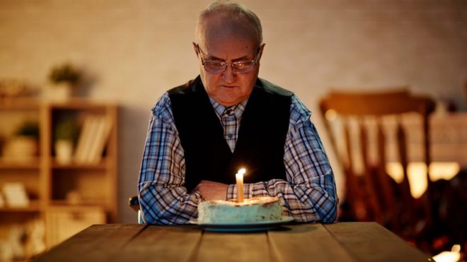 Пожилой мужчина празднует день рождения в одиночестве