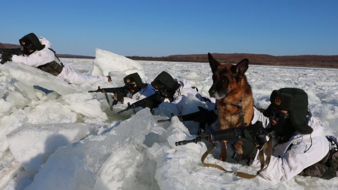 2018年11月，在中俄边界河黑河附近巡逻的中国军人。
