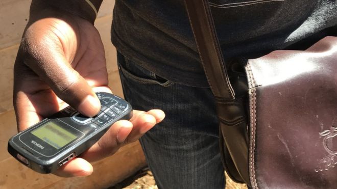 Человек, имеющий доступ к EcoCash по мобильному телефону в Хараре