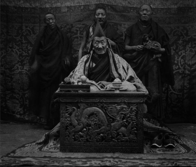 Тибетские монахи и настоятель монастыря Шекар Чоте