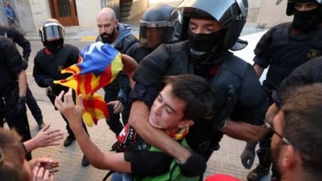 Enfrentamientos de protestantes con la policía en Cataluña.