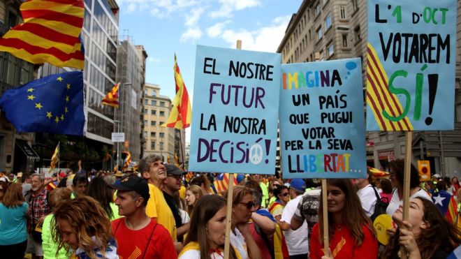 Люди выступают за независимость в день проведения диады, каталонского национального праздника, диады, 11 сентября 2017 года