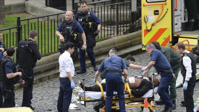 Аварийные службы на месте происшествия, в то время как два ножа лежат на полу возле Вестминстерского дворца