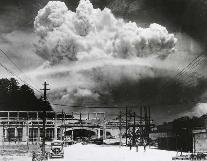 Вид на радиоактивный шлейф от бомбы, сброшенной на город Нагасаки, вид с расстояния 9,6 км в Кояджи-джиме, Япония, 9 августа 1945 года