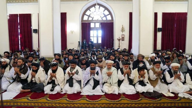 رهبران طالبان در حال نماز عید فطر در ارگ کابل