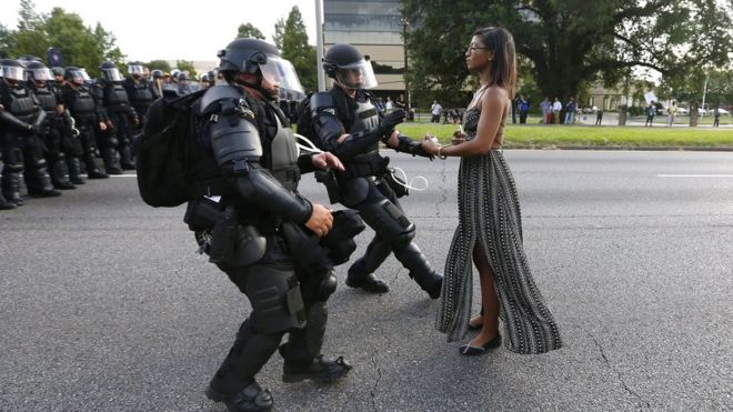 Una mujer frente a la policía en Baton Rouge.