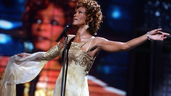 La cantante Whitney Houston actuando en el escenario durante los World Music Awards 2004 en el Thomas and Mack Center el 15 de septiembre de 2004 en Las Vegas, Nevada.