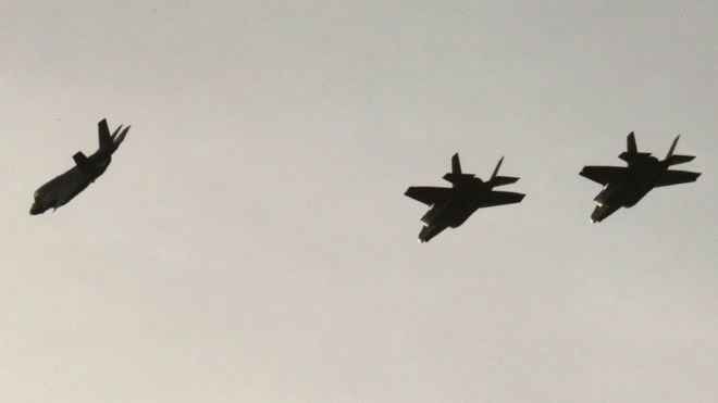 Самолеты F-35B летят перед посадкой на базу Акротири близ города Лимассол на Кипре.