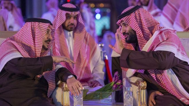Король Саудовской Аравии Салман (слева) и наследный принц Мухаммед бен Салман (справа) выступают на церемонии в Эр-Рияде 28 января 2019 года