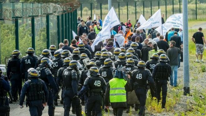 Французские сотрудники ОМОНа вытесняют протестующих французских сотрудников с сайта Channel Tunnel