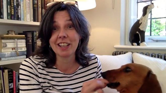 Helen Bailey junto a su perro.