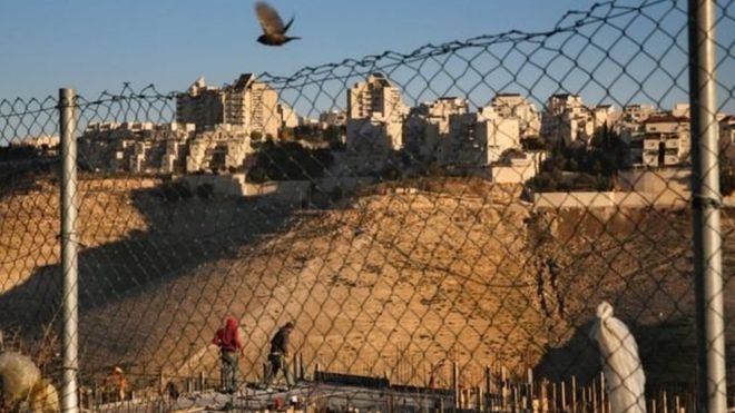 يعتبر المجتمع الدولي المستوطنات غير شرعية وتشكل عقبة في السلام بين الإسرائيليين والفلسطينين