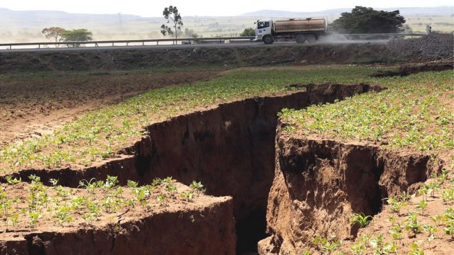 Resultado de imagen para APARECEN GRIETAS PROFUNDAS EN LA TIERRA 2018