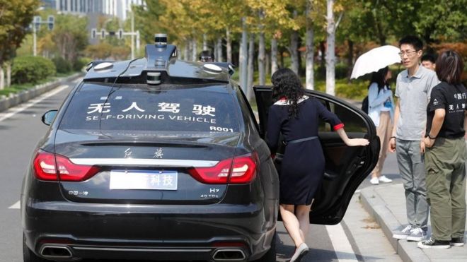 Женщина тестирует беспилотный автомобиль, разработанный компанией по автономному вождению в Нанкине AllRide.ai
