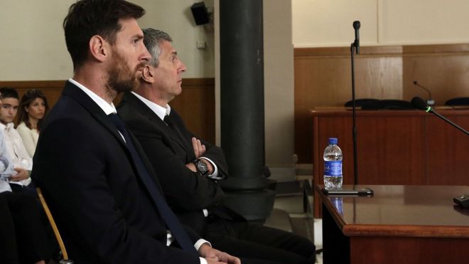 Лионель Месси из ФК Барселона и его отец Хорхе Орасио Месси в суде 2 июня 2016 года в Барселоне, Испания
