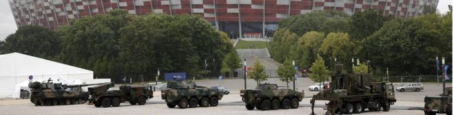 Бронированная военная техника припаркована у национального стадиона PGE в Варшаве (8 июля)