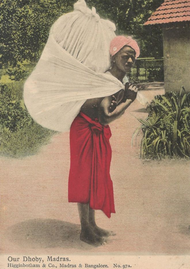 Открытка с изображением дхоби или мойщика, несущего на спине большую матерчатую сумку