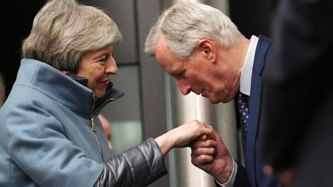 Глава Европейского союза по переговорам о Brexit Мишель Барнье (справа) целует руку Британского премьер-министра Терезы Мэй (L)