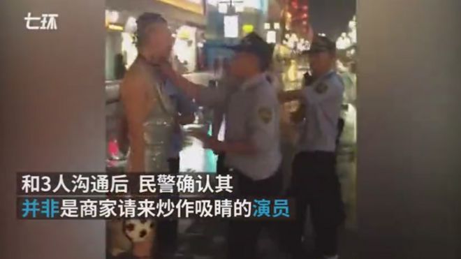 Скриншот, на котором полицейский толкнул мужчину в горло