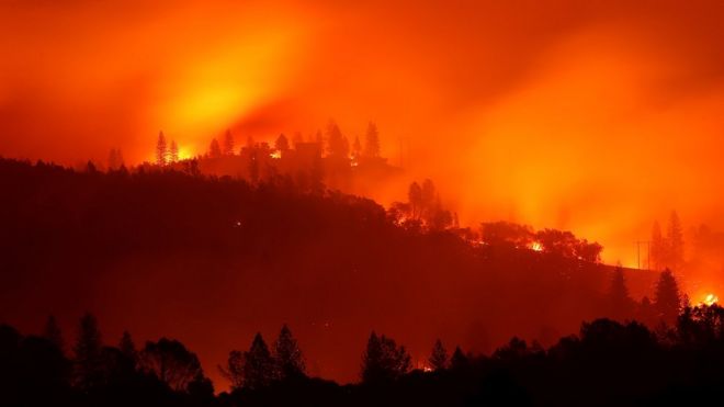 Camp Fire bùng cháy trên các ngọn đồi gần Oroville, California hôm 10/11