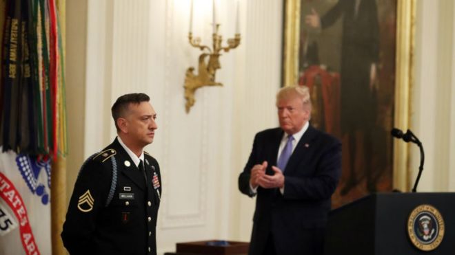 Трамп аплодирует победителю Medal of Honor