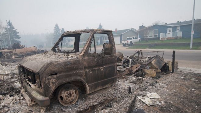 Сгоревшая машина в Форт МакМюррей, Канада