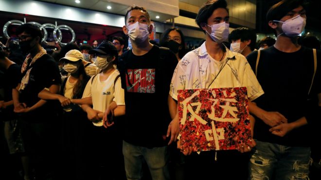 戴着口罩的示威者组成人链拒绝离开(9/6/2019)