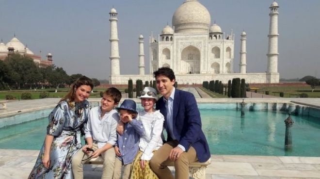 Премьер-министр Канады Джастин Трюдо (справа) в сопровождении своей жены Софи Грегуар Трюдо (слева) и их детей позируют для фотографирования у памятника Тадж-Махалу в Агре, Индия, 18 февраля 2018 года.
