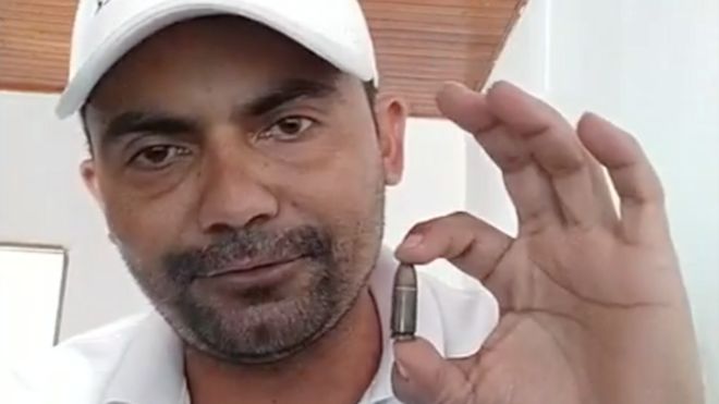 Una captura de pantalla de un video en el que Rafael Moreno muestra la bala que recibió.