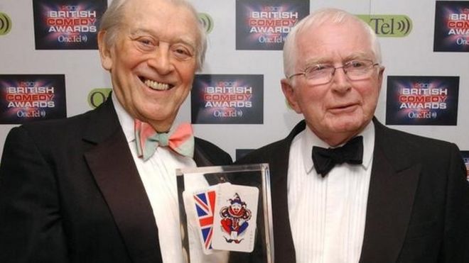Джимми Перри (слева) и Дэвид Крофт с наградами за достижения в жизни на ежегодной британской премии Comedy Awards