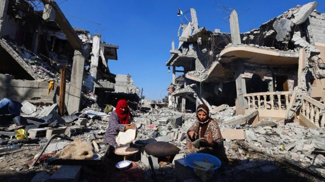 فلسطینیان در نزدیکی خرابه‌های ناشی از حملات اسرائیل نان می‌پزند