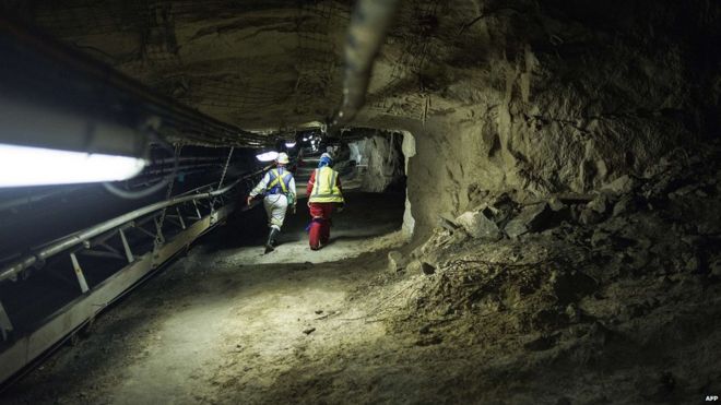 Две шахтеры на смене на южноафриканском руднике