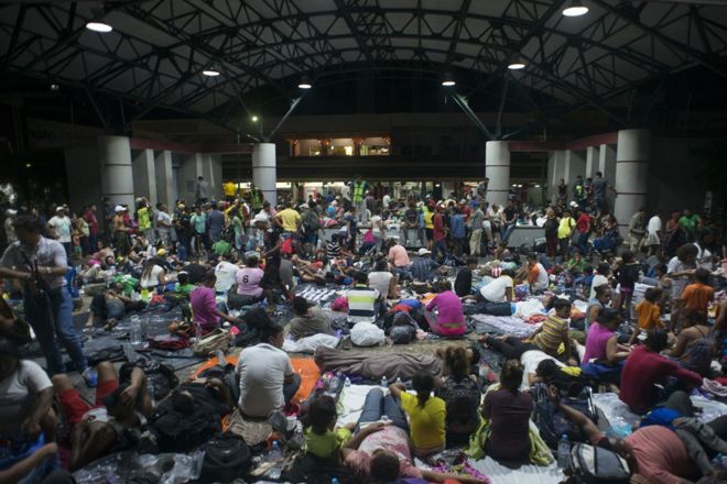 Мигранты отдыхают на главной площади в Тапачуле
