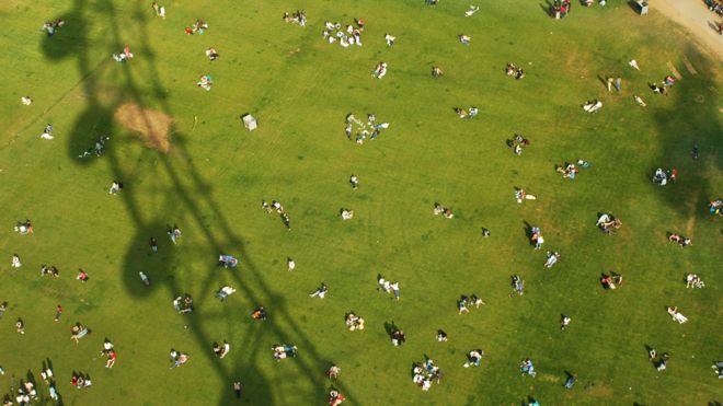 Люди наслаждаются солнцем в парке
