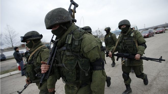 Военнослужащие, предположительно считающиеся российскими, в Крыму в 2014 году