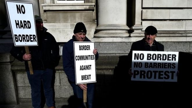 Активисты движения против Брексита, «Границы против Брексита» протестуют возле зданий ирландского правительства в Дублине