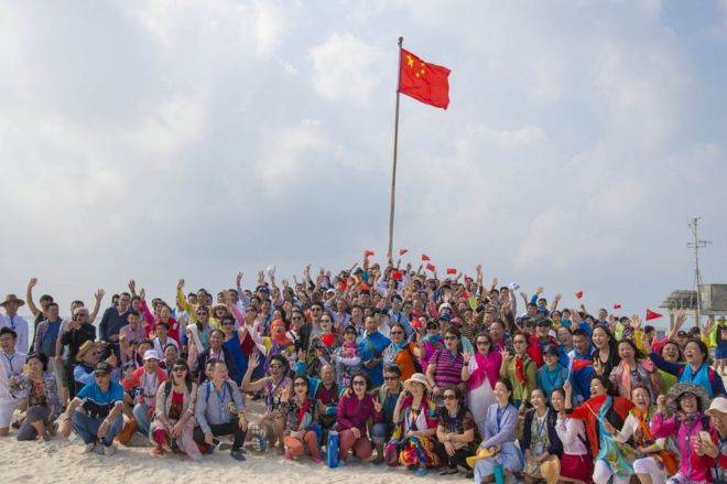 Фото китайской туристической группы на одном из Парасельских островов 4 марта 2017 года