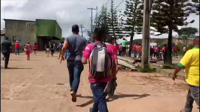 Brasileiros carregam paus e pedras contra venezuelanso