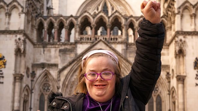 Heidi Crowter con el puño alzado frente a los tribunales británicos