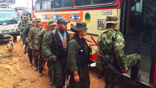 Guerrilleros del Frente 18 se preparan para partir hacia la zona veredal de Ituango, departamento de Antioquia.