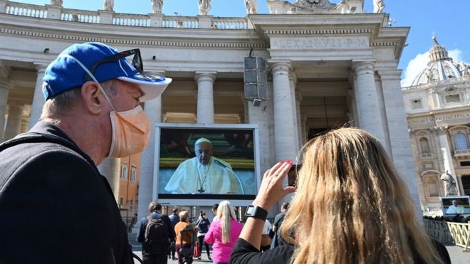 Папа Франциск в прямом эфире транслирует молитвы на гигантских экранах на площади Святого Петра