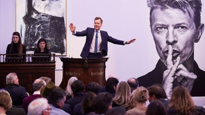 2016年11月倫敦，巴克主持"鮑伊/藏家"拍賣會，成交率100%，總金額達3290萬英鎊 | Getty Images